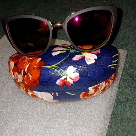 NWOT Cat Eye Sunglasses- Mirrored with case - Picture 4 of 8